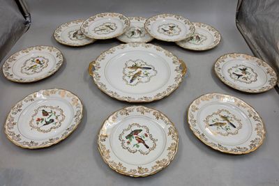 de nombreuses assiettes sur lesquelles sont représentés des oiseaux