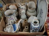 une boîte contenant de nombreux types de vases différents
