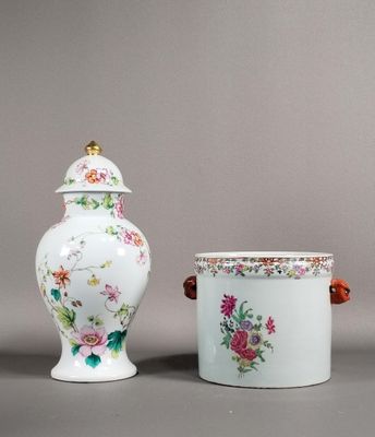 deux vases et un récipient, tous ornés de fleurs, posés sur une surface grise