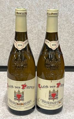 deux bouteilles de vin posées l'une à côté de l'autre sur un comptoir