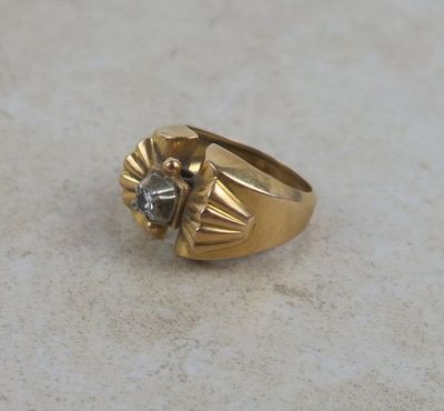 une image montrant un gros plan d'une bague en or sertie d'un diamant