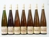 six bouteilles de vin sont alignées sur une table