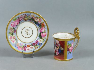 une tasse et une soucoupe placées l'une à côté de l'autre sur une table