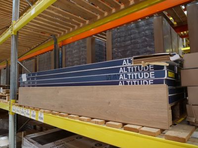 une grande pile de cartons posée sur une étagère dans un entrepôt