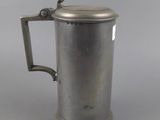 chope à bière plaquée argent avec anse, sur fond gris