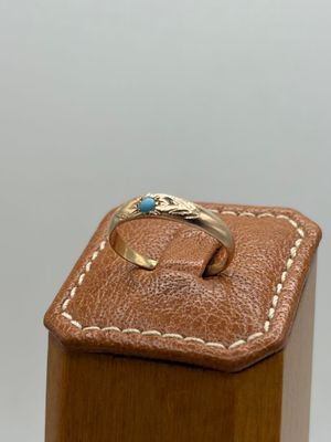 une image représentant une bague posée sur une boîte en bois