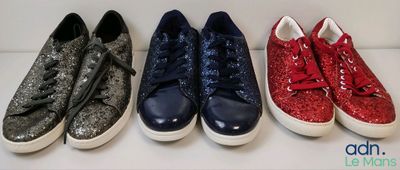 quatre paires de chaussures sont alignées en rang