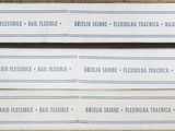 quatre rouleaux de papier blanc posés sur une table en bois