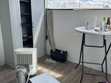 une pièce avec une table, une chaise et un micro-ondes