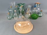 de nombreuses bouteilles en verre et une assiette en bois sur la table