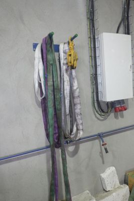une photo d'une salle de bains avec des toilettes et un lavabo
