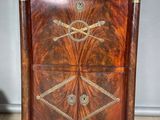 une petite commode ornée d'un motif décoratif