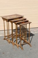Suite de quatre tables gigognes en bois peint à décor polych…