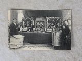 une photo en noir et blanc montrant un groupe de personnes debout autour d'une table