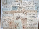 de nombreuses vieilles lettres posées sur une feuille de papier, sur une table
