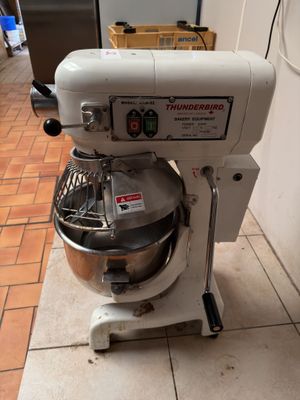 un mixeur blanc posé sur le carrelage d'une cuisine