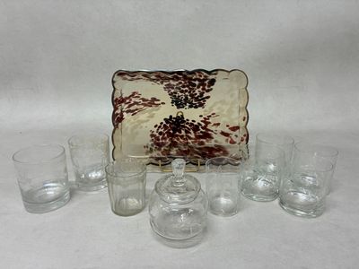 plusieurs verres et un oreiller posés sur la table