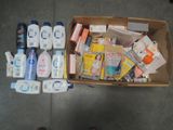 une boîte remplie d'articles de toilette et de produits d'entretien posée par terre