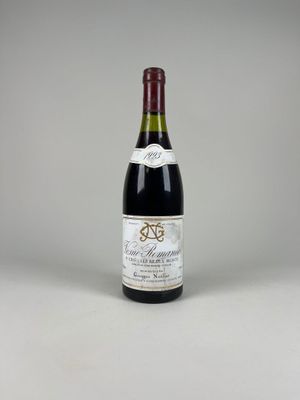 une bouteille de vin posée sur une table