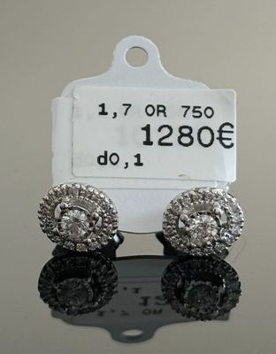 paire de boucles d'oreilles en diamant avec étiquette de prix et étiquette de prix