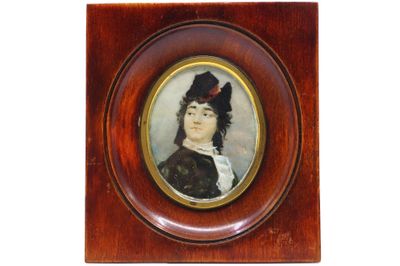 portrait d'une femme portant un chapeau noir orné d'une plume, dans un cadre en bois
