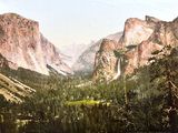 une photo d'un tableau représentant une vallée avec des montagnes en arrière-plan