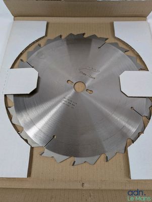 une boîte contenant une lame de scie circulaire