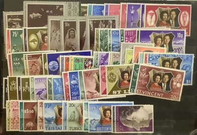 un lot de timbres exposés dans une vitrine