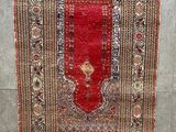 un tapis oriental accroché au mur d'une pièce