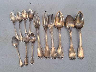 beaucoup de cuillères et de fourchettes en argent sur la table