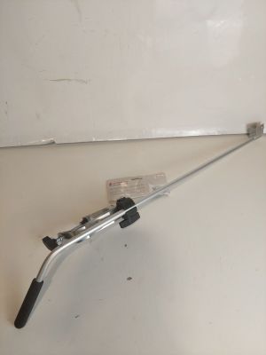une photo d'un outil à main posé sur une surface blanche