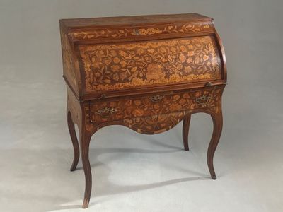 un petit bureau en bois avec un tiroir