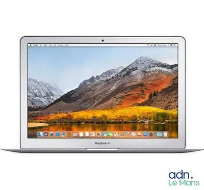 un ordinateur portable MacBook Air d'Apple avec une montagne en arrière-plan