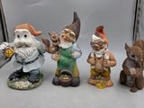 quatre gnomes qui se tiennent les uns à côté des autres