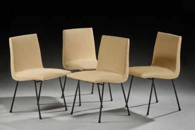 quatre chaises beiges avec des pieds noirs et un piètement noir