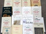 un grand nombre de livres posés sur le sol