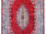 un tapis rouge et bleu à motif de médaillon