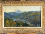 une peinture à l'huile représentant une vue sur une montagne avec une ville au loin