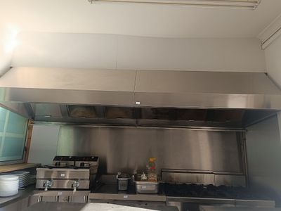 VENDU SUR DESIGNATION. 1 hotte inox 6 filtres
