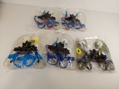 quatre jouets en plastique dans des sachets, posés sur une table blanche