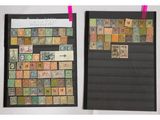 deux photos encadrées de timbres accrochées à un mur blanc avec du ruban adhésif rose