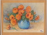 un tableau représentant des fleurs orange dans un vase bleu posé sur une table