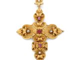 un pendentif en forme de croix en or et rubis