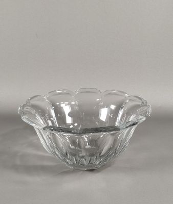 une photo d'un saladier en verre transparent posé sur une table