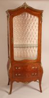 Vitrine ouvrant par une porte, de forme galbée toutes faces,…