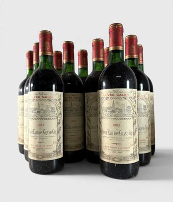 plusieurs bouteilles de vin sont alignées sur une table