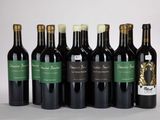 six bouteilles de vin rouge sont alignées