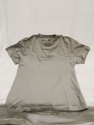 une vieille photo d'un t-shirt posé sur un drap