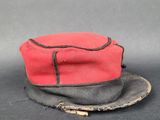 un chapeau rouge orné d'un ruban noir
