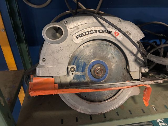 Scie circulaire REDSTONE RSM1Y. Non testée